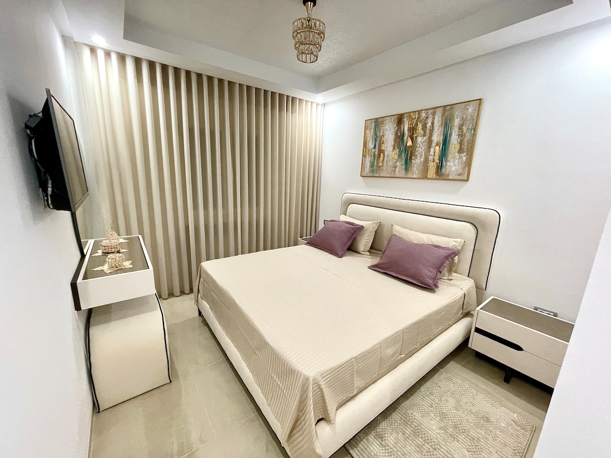 宽敞舒适的主套房，配备双人床、内置更衣室、空调和智能电视（IPTV + Android盒）。 享受您自己的独立卫生间，尽享舒适。