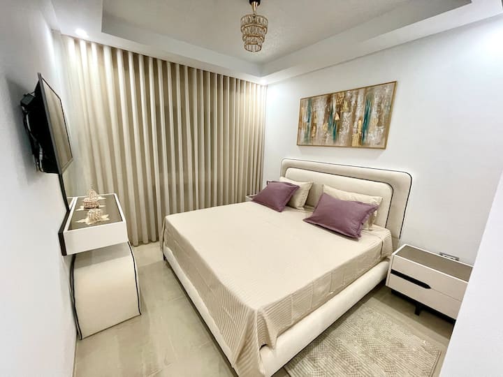 جناح رئيسي واسع ومريح، مجهز بسرير مزدوج وغرفة ملابس مدمجة ومكيف هواء وتلفزيون ذكي (تلفزيون بروتوكول الإنترنت + صندوق أندرويد). استمتع بحمامك الخاص للحصول على الراحة المثلى.