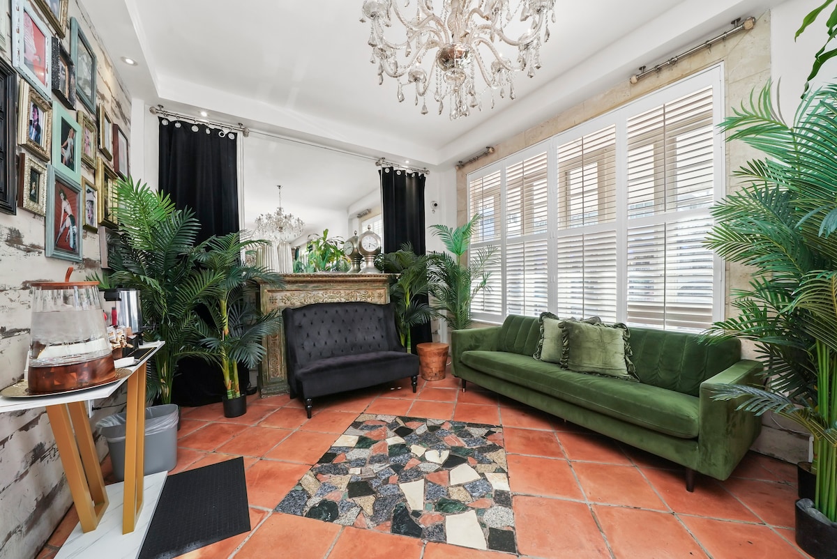 Prime Spot Queen bed, Collins Av