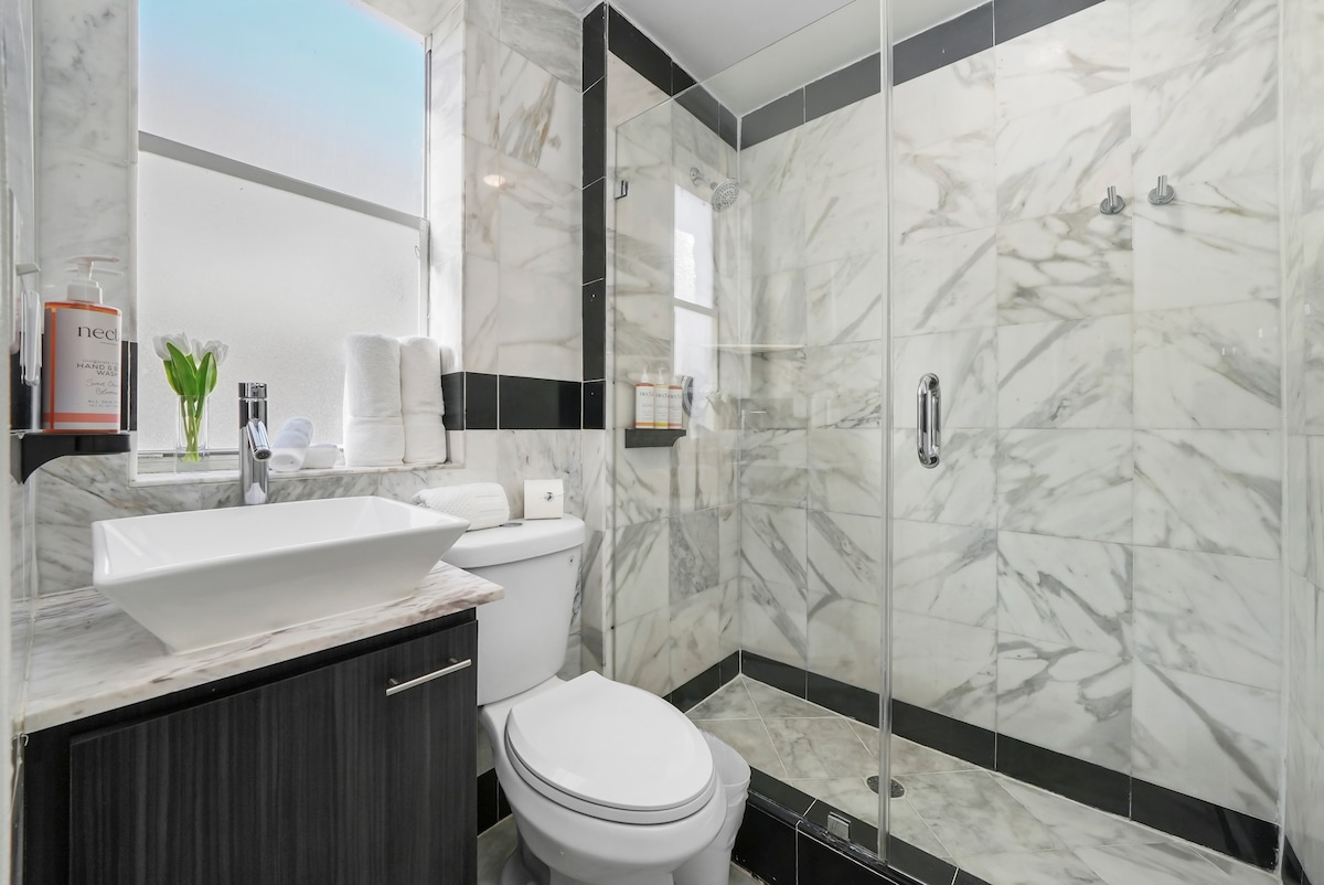 Prime Spot Queen bed, Collins Av