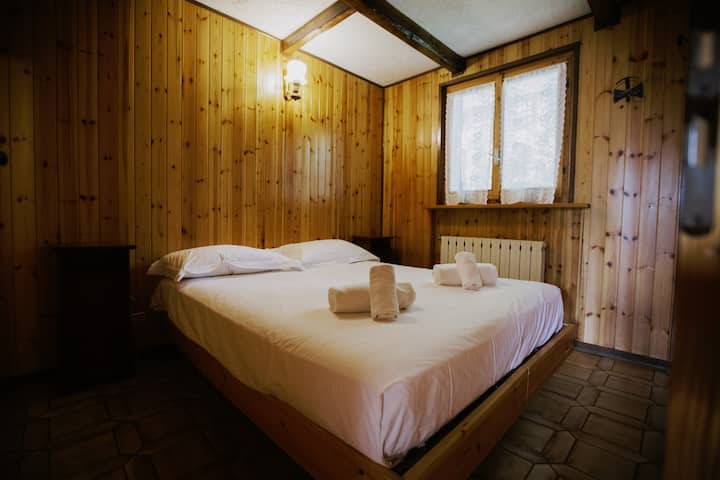 Двокреветна соба со постелнина и комплети крпи, прозорец и плакар 