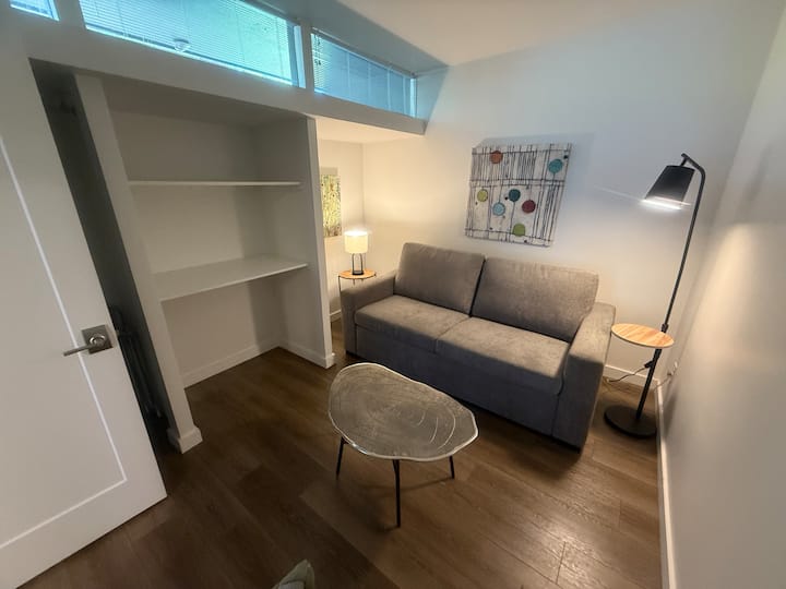 第二卧室
带电视的独立房间-沙发标准双人床
卫生间旁边