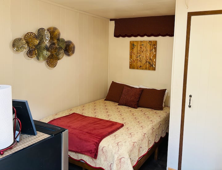 标准双人床和衣柜