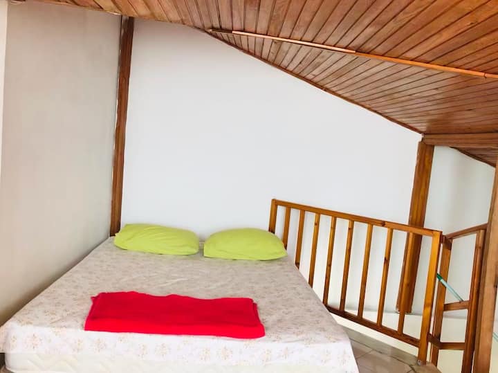 Hay 1 cama doble y 5 camas individuales en el tercer piso. Como se ve en la imagen, no hay puerta que separe el área para dormir en el tercer piso de las escaleras. Hay una puerta que da al balcón.