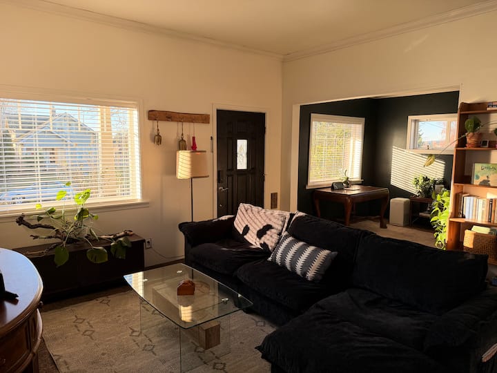 1900 Spacious 2 Bedroom Bungalow - Everett, WA