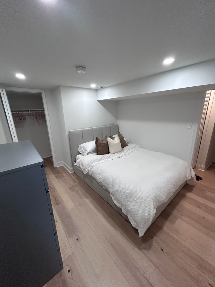 Cómoda cama tamaño queen con colchón de espuma viscoelástica de 10". Descansa tranquilo en este acogedor dormitorio con un amplio armario, un amplio espacio de almacenamiento en el tocador y un espacio de almacenamiento oculto debajo de la cama con un elevador hidráulico para mayor comodidad.