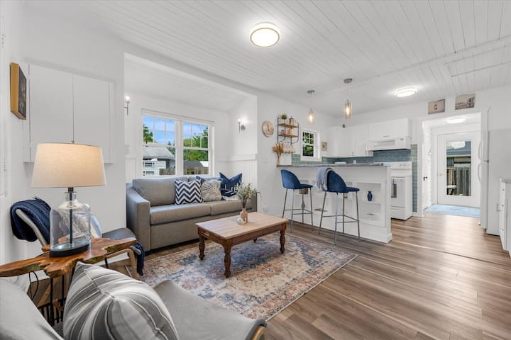 ก้าวเข้าสู่พื้นที่นั่งเล่นแบบเปิดโล่งที่สว่างและโปร่งโล่ง ตกแต่งอย่างพิถีพิถันด้วยสไตล์ชายฝั่งและการตกแต่งที่อบอุ่น ไม่ว่าคุณจะจิบกาแฟที่บาร์อาหารเช้าหรือนั่งเล่นบนโซฟาหรูหรา ที่พักนี้เหมาะสำหรับการพักผ่อน