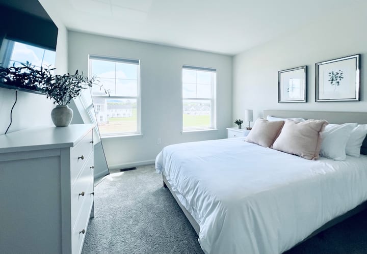 Tonos pastel suaves y ropa de cama blanca y fresca para soñar tranquilamente