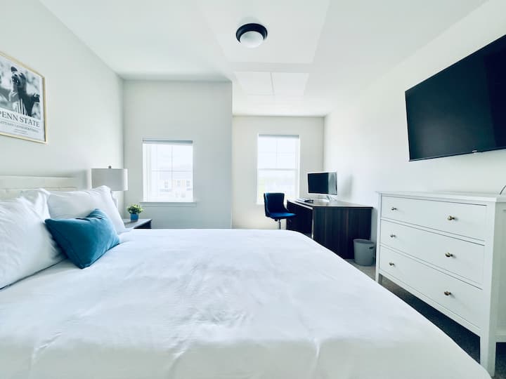 Cama de matrimonio, sábanas blancas, tu propia TV y espacio de trabajo 