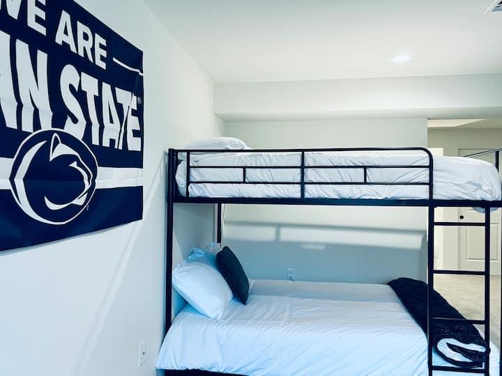 ¡Ideal para niños o adultos! Ponte cómodo en las literas dobles de gran tamaño ubicadas en la sala de juegos de la planta baja