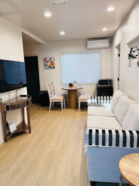 Successful Airbnb property: New Modern Detached Private Guesthouse 2Q-beds in San Gabriel