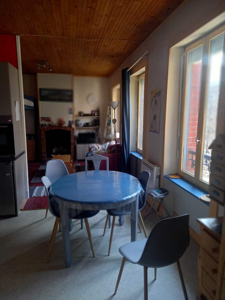 Près De La Gare : Appartement Rustique Mais Cosy - Granville