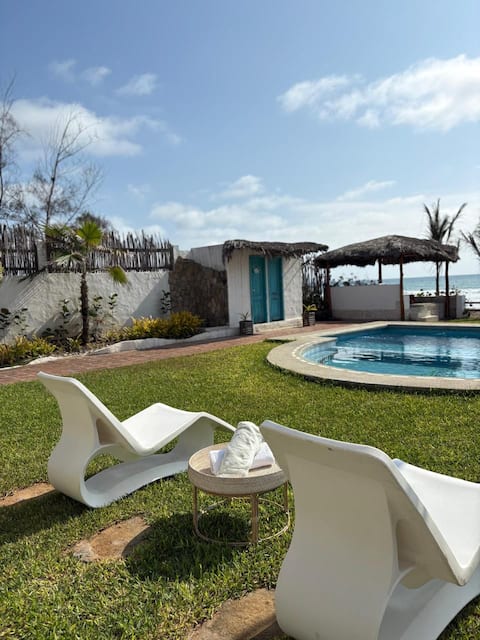 Perfect for friends and family! Bless Beach house