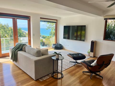 Top performing Airbnb: Ocean views, pool, walk to beach, garden, spacious in Coolum Beach