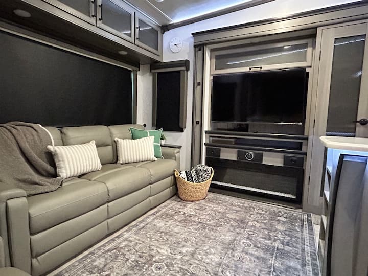 Кауч на спуштање, паметен телевизор, електричен камин и вентилатор на таванот. 