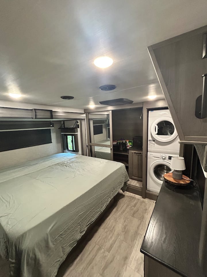 Душек со големина на брачен кревет (широк 180 – 200 см) од пена/со технолошки материјал. Затемнети завеси, простор за закачување облека (обезбедени се закачалки), машина за перење и сушење (обезбеден е детергент), комода и паметен телевизор.