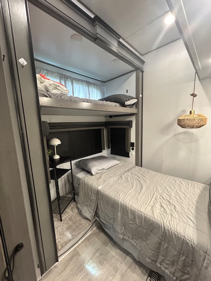 Еден кревет на спрат над кревет со мемориска пена со големина за едно лице