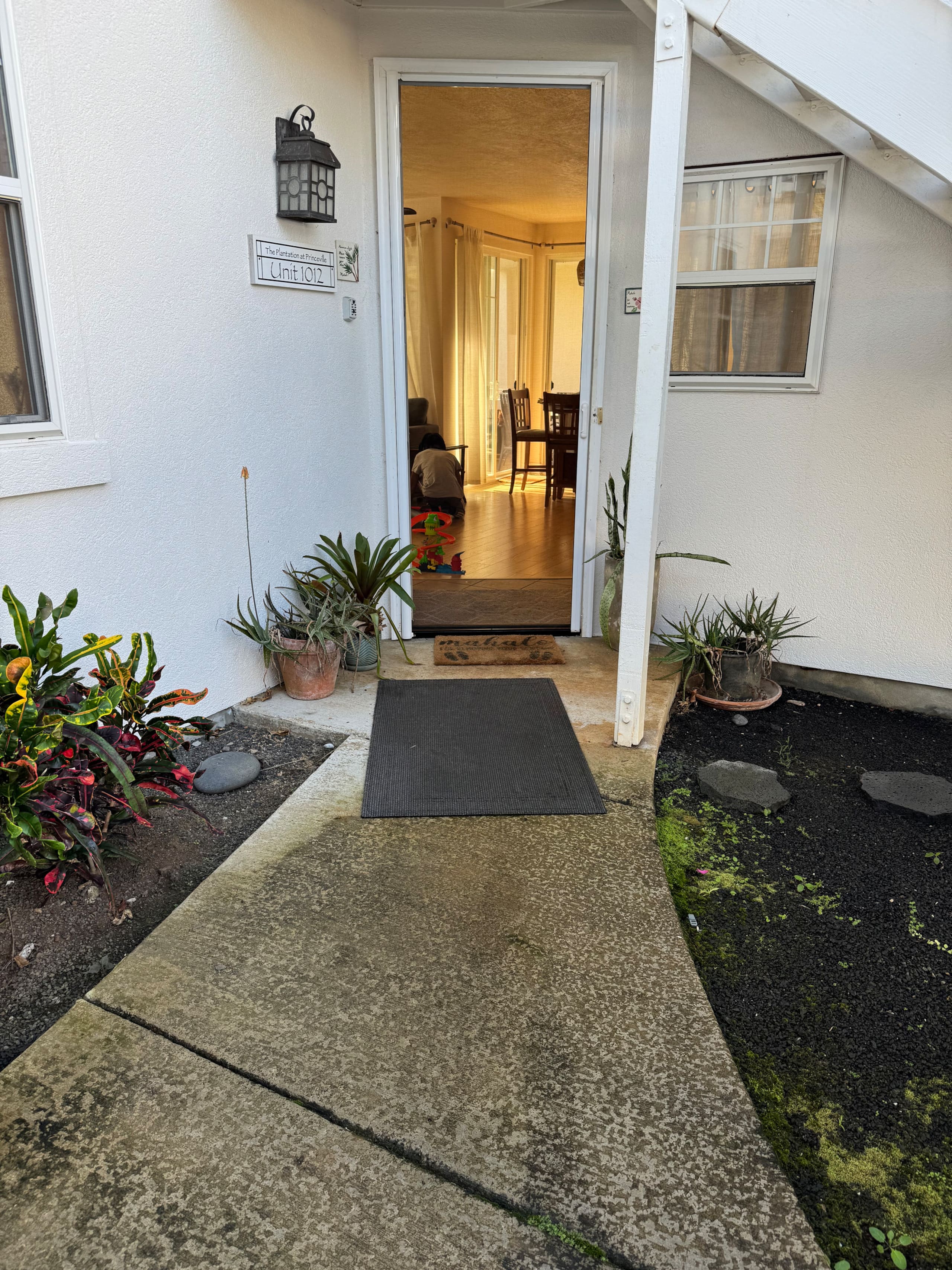 Tropical condo facing pool, lawn, & hot tub! - Image 3
