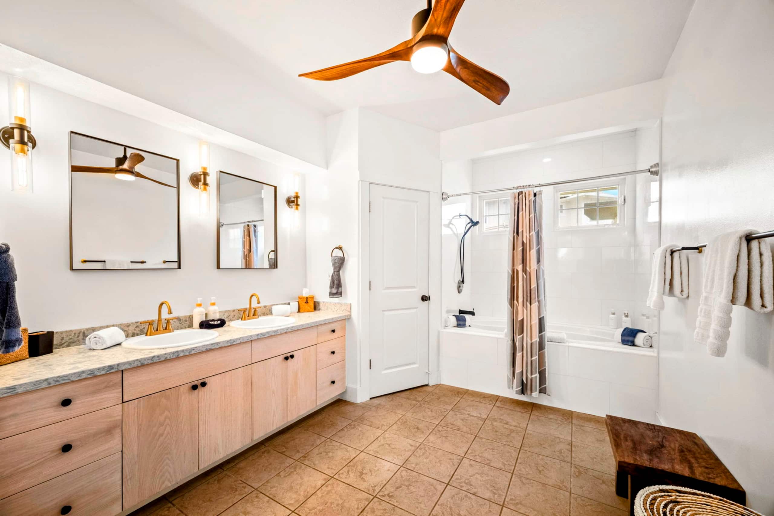 Tropical condo facing pool, lawn, & hot tub! - Image 25
