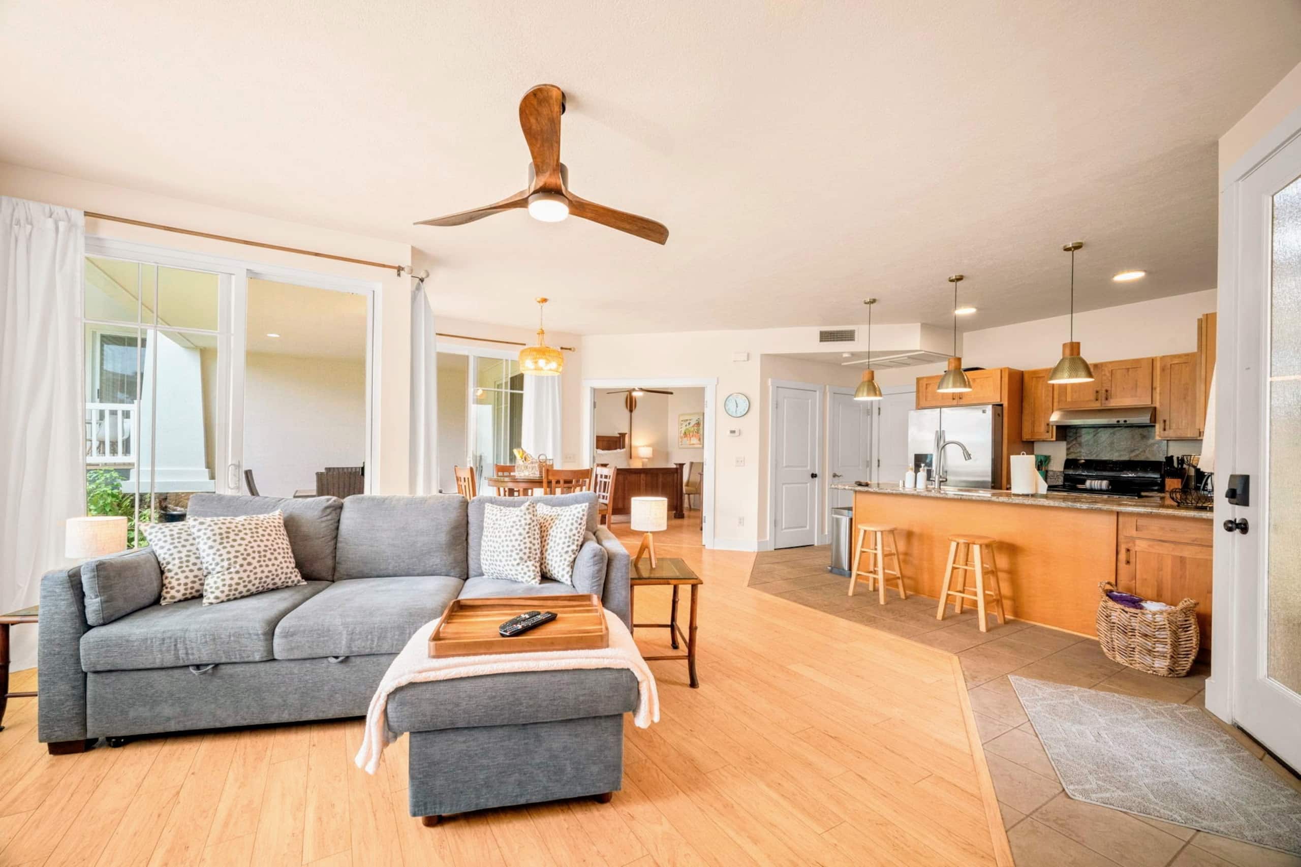 Tropical condo facing pool, lawn, & hot tub! - Image 8