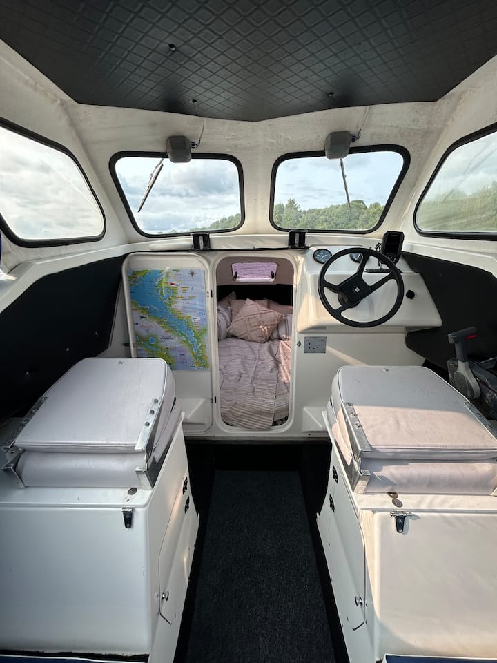 Unique Stay: Boat On The Lough - Enniskillen