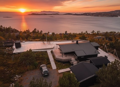 Panorama view, hot tub, modern 4 bedroom cabin.