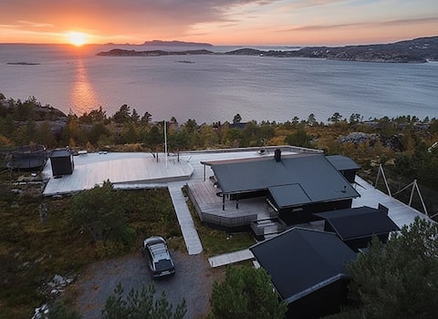 Panorama view, hot tub, modern 4 bedroom cabin.