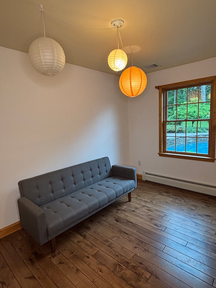 Კერძო ოფისი დაკეცილი ფუტონით, რომელიც დამატებითი საძილე სივრცის ფუნქციას ასრულებს. Იდეალურია დამატებითი სტუმრისთვის ან ბავშვისთვის. ეს მყუდრო საცხოვრებელი ორმაგდება, როგორც მშვიდი სამუშაო სივრცე დღისით და კომფორტული ძილის მოწყობა ღამით. 