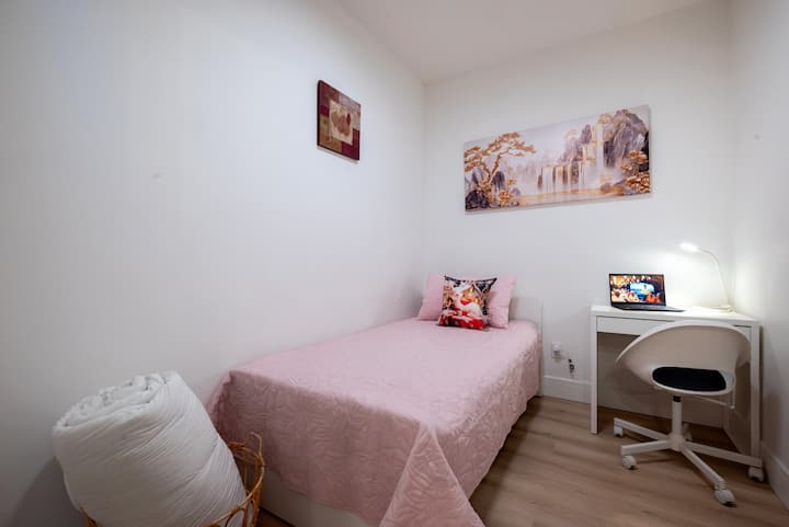 Tranquila habitación en un departamento de 2 habitaciones en el centro de Calgary, con un espacio de trabajo dedicado y una cómoda cama individual. Perfecto para trabajo remoto o estadías más largas en un departamento moderno cerca de todo.