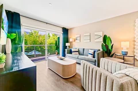 Top Airbnb: {Ocean Crest} ~Beachside ~ No Fees ~ King Suite in Boca Raton