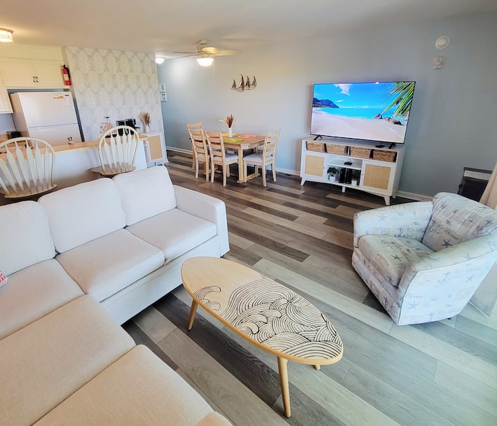 Veliki dnevni boravak otvorenog tipa s televizorom Amazon Fire TV od 65 inča.  