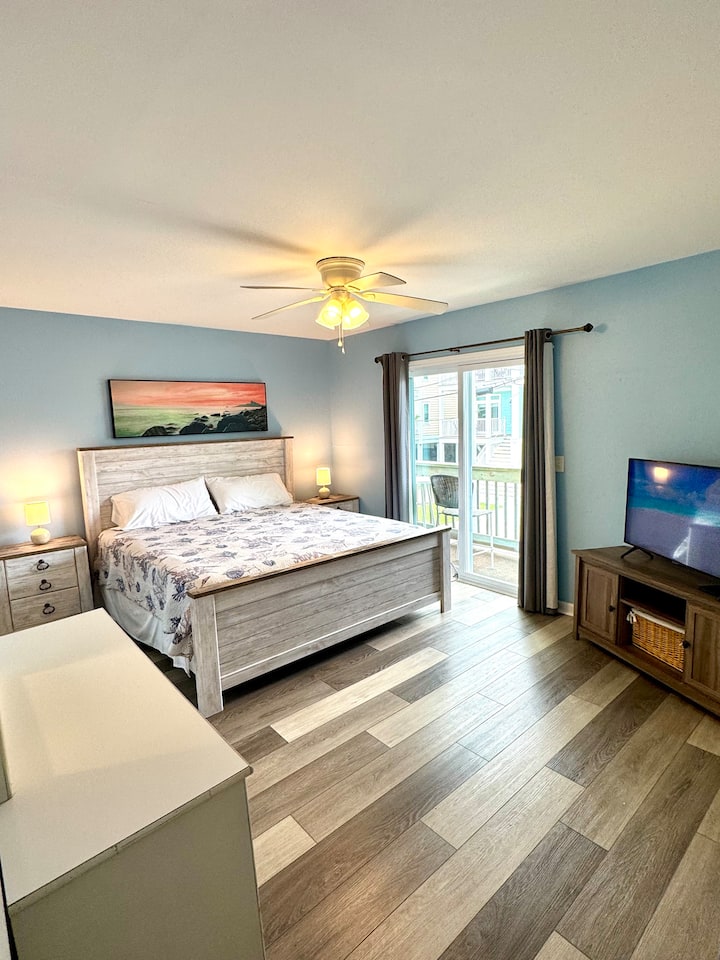 Bračni krevet u velikoj spavaćoj sobi s vlastitim balkonom. Uključuje TV od 42". 