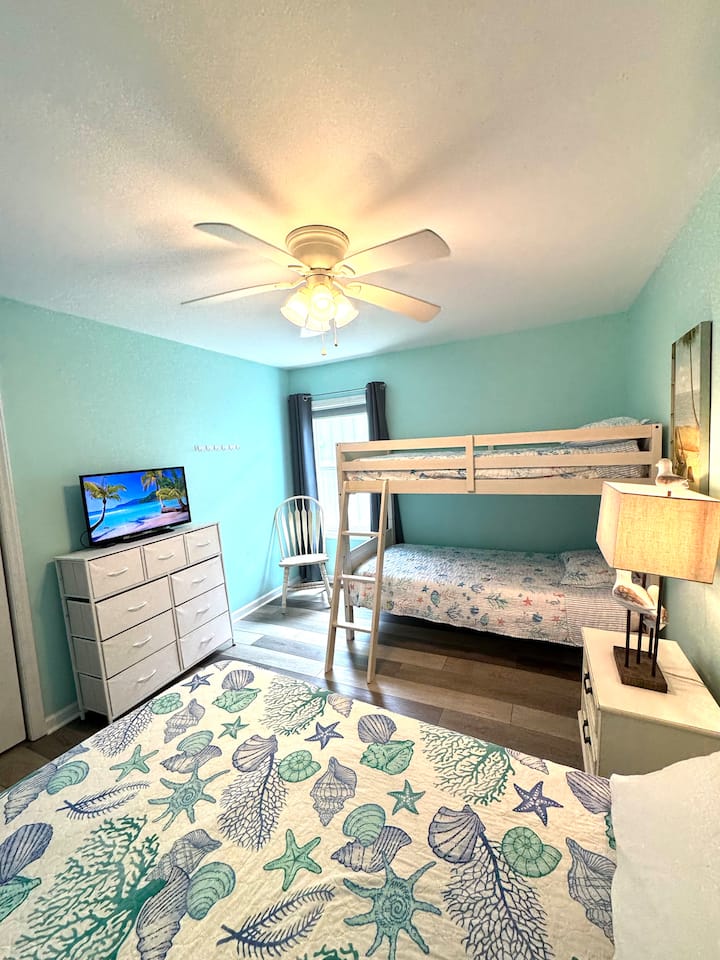 Dodatna spavaća soba s dva kreveta na kat i jednim punim krevetom. Stropni ventilator i 
TV od 43 inča. 