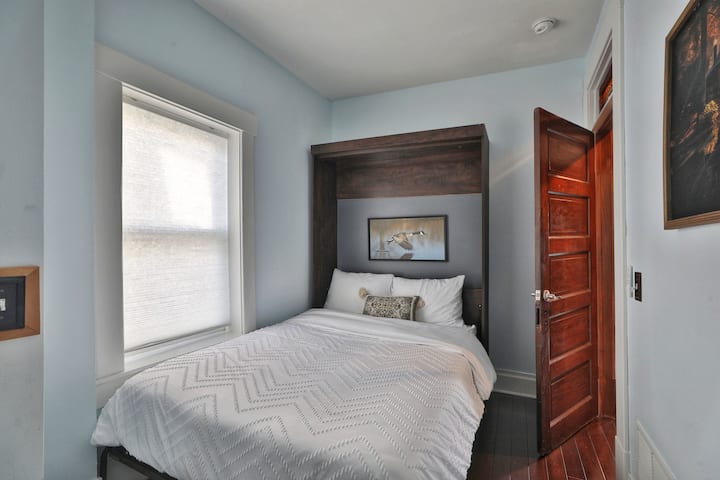 Cama Murphy de tamaño completo colocada permanentemente. Por favor, no vuelvas a subir, ¡gracias!