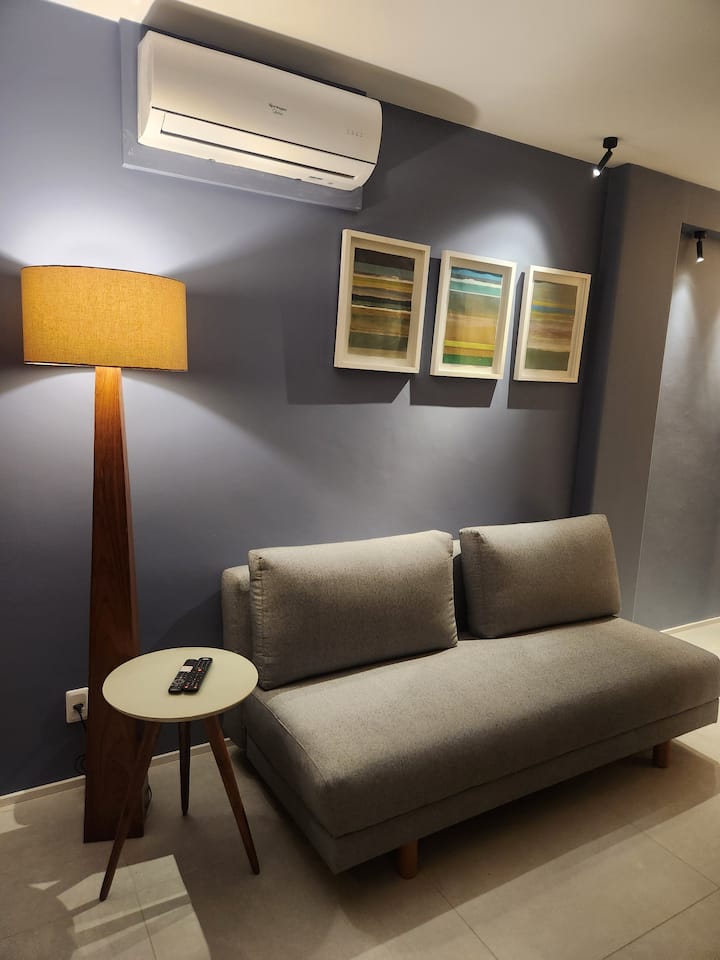 هذا هو سرير الأريكة، سهل التجميع، يصبح سريرًا مزدوجًا مريحًا.