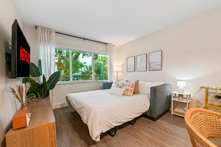 {Casa Marea} ~No Fees ~ Beachside ~ King Suite - Boca Raton, FL
