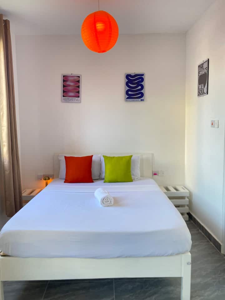 Cama tamaño queen con cómodo colchón con 2 almohadas de cama y 2 almohadas decorativas 