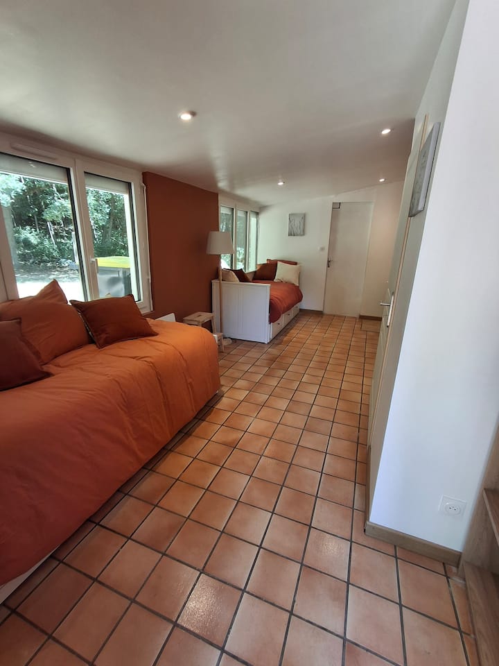 Овие два единечни кревета се претвораат во 2 брачни кревета со вадење на фиоките (160×200).