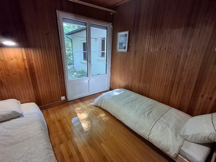 Овие два кревета може да се спојат за да формираат голем кревет со димензии 160 x 200. 