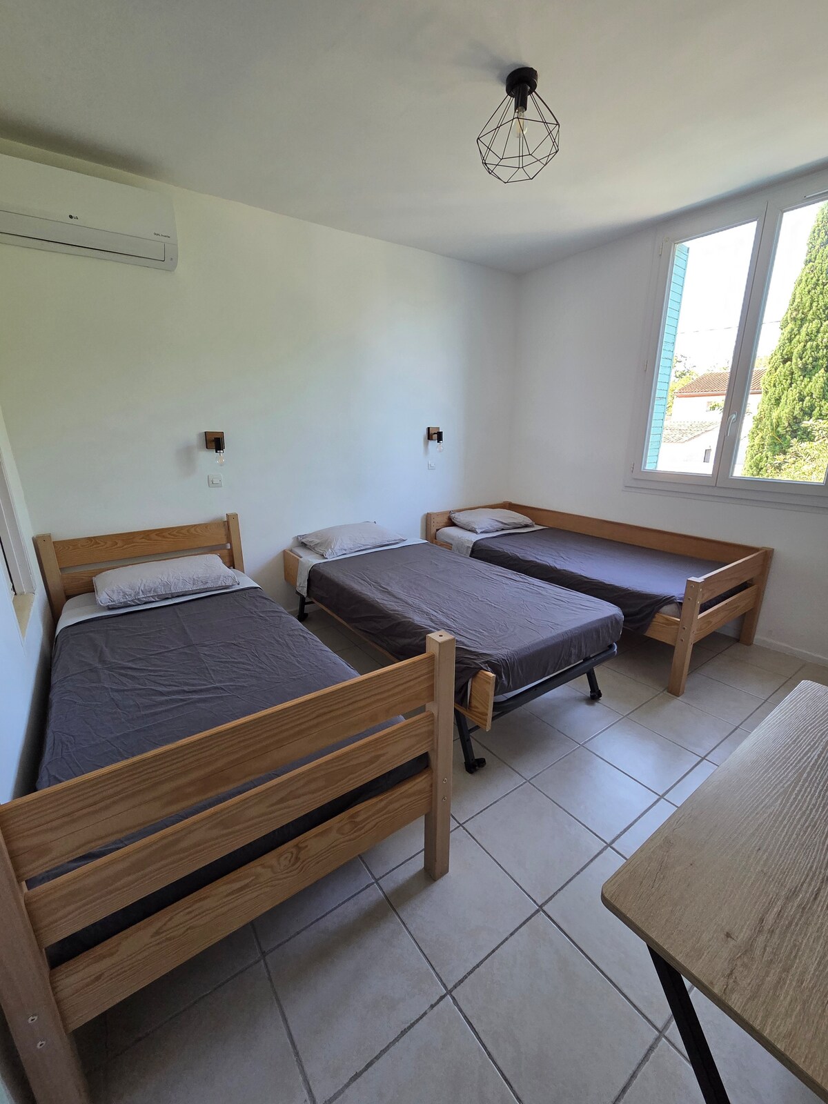 verschillende slaapkamerindelingen mogelijk: 
3 x 90x200 Singles