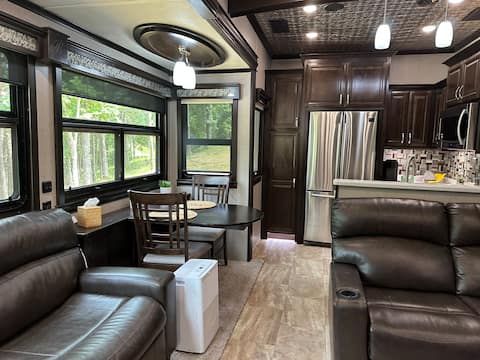 Top performing Airbnb: Lakeview Oasis Douglas Lake Sevierville, PF, TN in Morristown