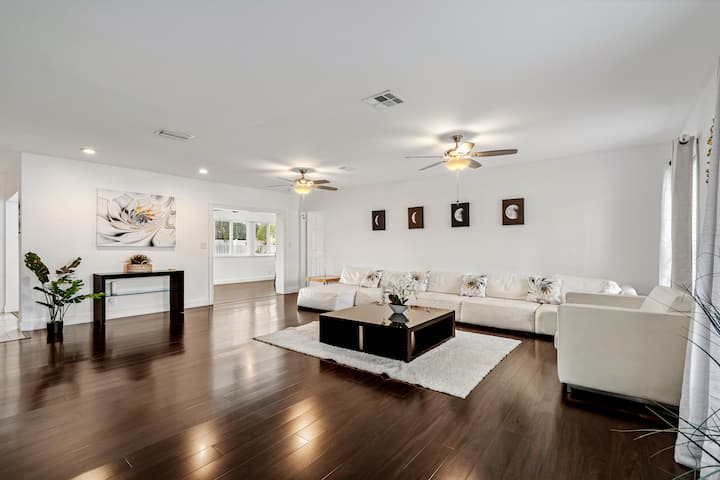 4 Br/2 Ba Open Layout W/ Heated Pool- All Yours - Coral Springs, FL