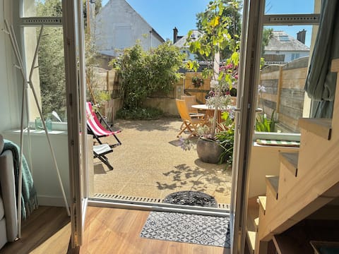 Successful Airbnb property: 3* 2/4-guest apartment, 25 m² terrace, facing the sea in Carantec
