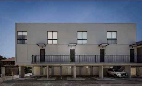 Eclectic 2bdrm Apartment & Carpark