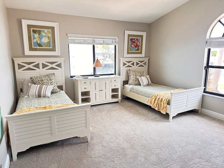 Ორი ორადგილიანი საწოლი სააბაზანოთი პირდაპირ დერეფნის გასწვრივ.  Ჯიბის კარი იკეტება დერეფანში საძინებლისა და სააბაზანოს შესვლის შემდეგ, რაც, შესაძლოა, მესამე ცალკე ფლიგელად იქცეს.