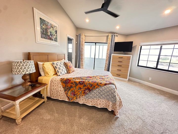 Კიდევ ერთი ოთახი შესანიშნავი ხედებით როგორც მდინარეზე, ისე არხზე.  Პირდაპირ შედიხართ უკანა ლანაიზე საძინებლიდან და სააბაზანოდან, რომელიც შეიძლება მეორე იყოს, როგორც აუზის აბაზანა.