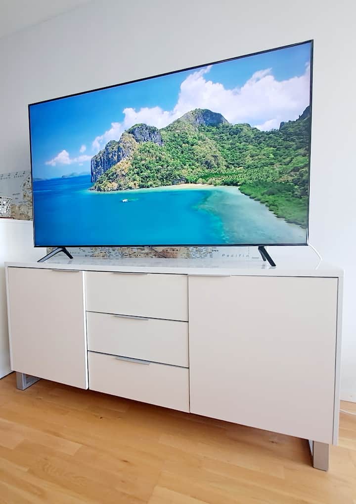 - Дупли кревет (широк 180 x 200 см).
-Еден кревет 120 x 200 см.
-SMART TV  65 ИНЧИ
