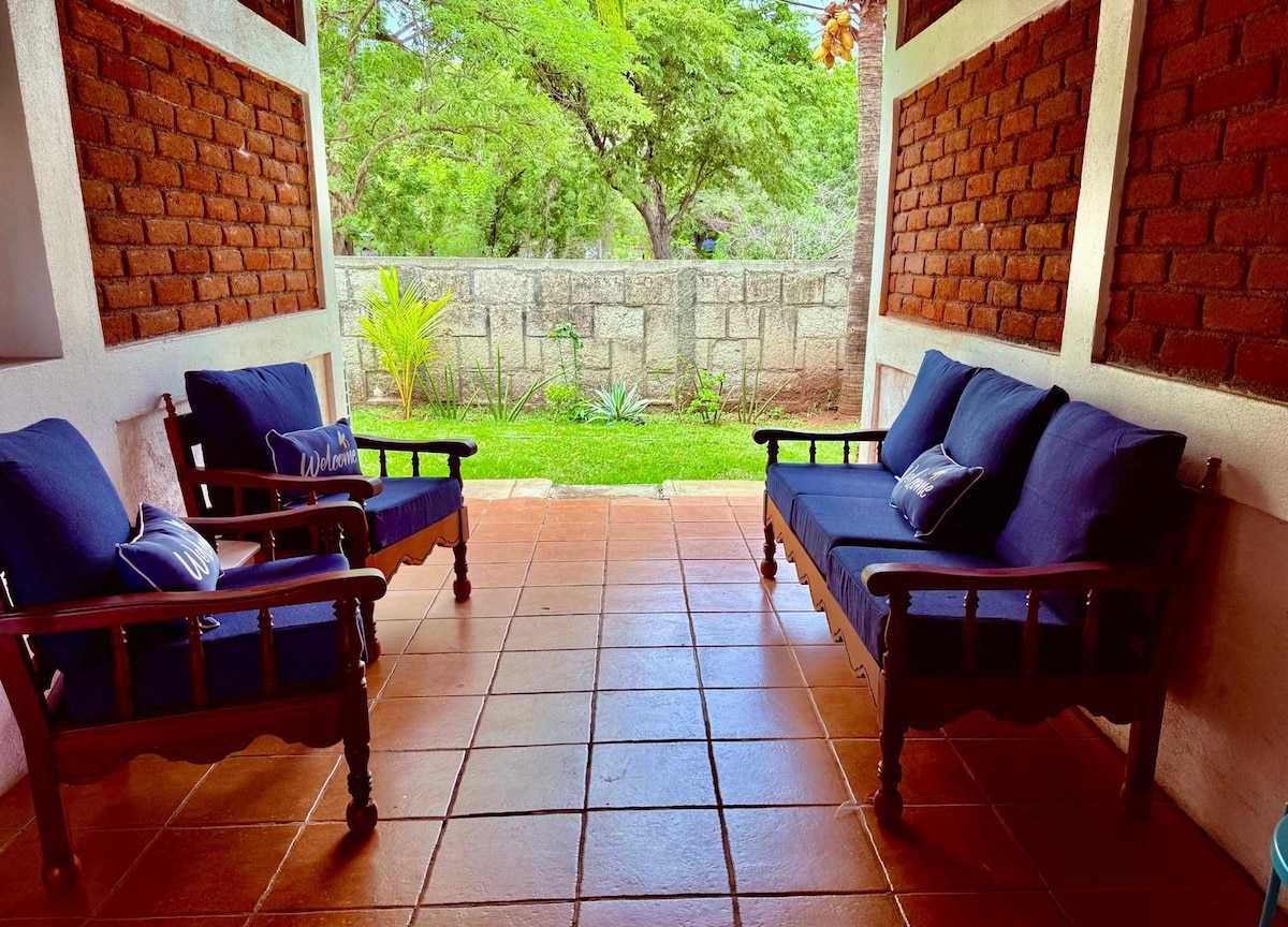 Cozy family beach house in the heart of Quizala — 4 bedroom vacation rental in Quizalá