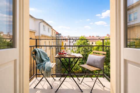 Studio w/ Balcony, AC & Netflix • Hip Neighborhood
