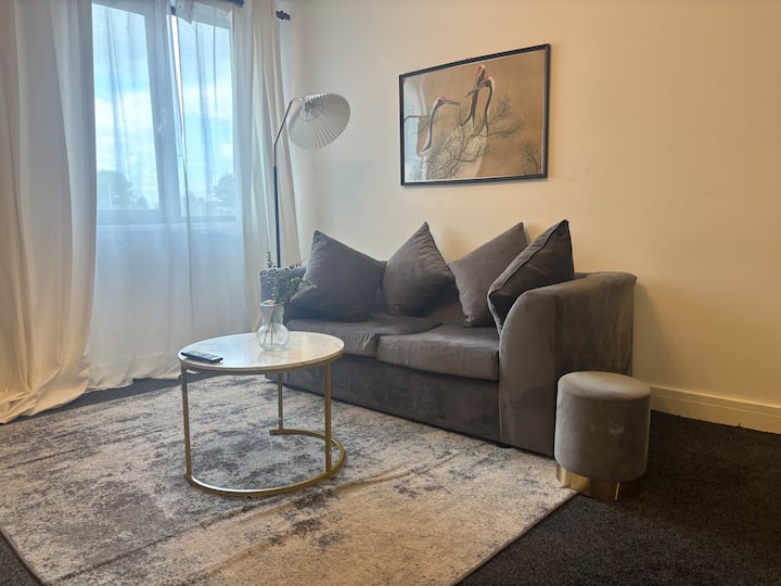 Budget Friendly Private Apartment - Free Parking - Manchester